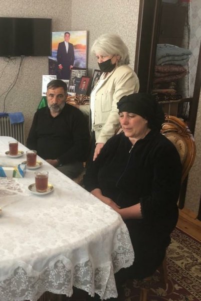Sumqayıt Regional Mədəniyyət İdarəsinin kollektivi şəhid ailəsini ziyarət edib - FOTO