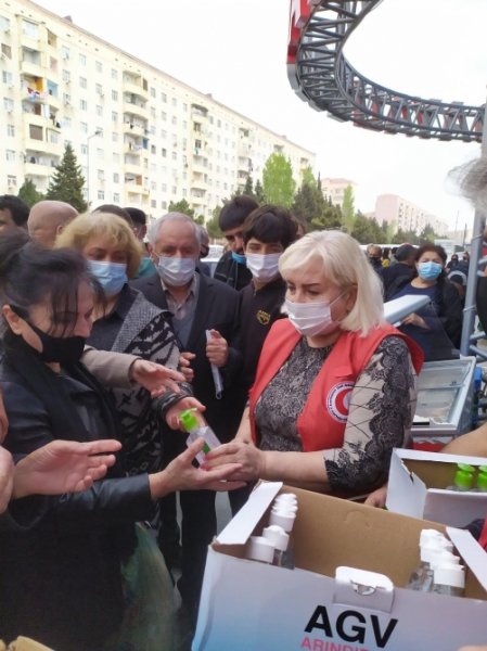 Sumqayıtda tibbi maska, spirt və dezinfeksiyaedici maye paylanılıb -  FOTOLAR