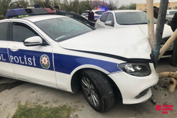 Novxanıda YPX avtomobili qəzaya düşüb, polis əməkdaşı xəsarət alıb - FOTO