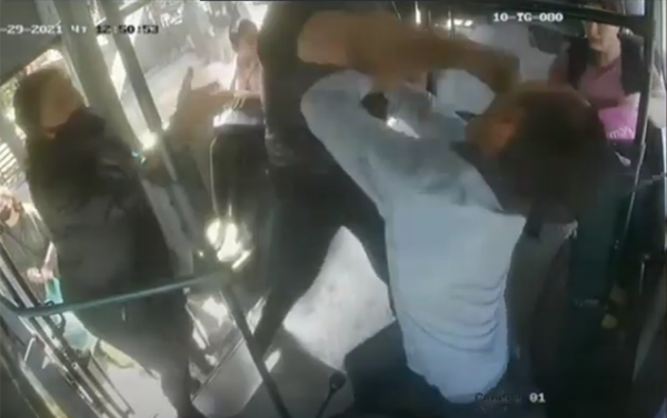 Xırdalanda sərnişin avtobus sürücüsünü döydü - Video