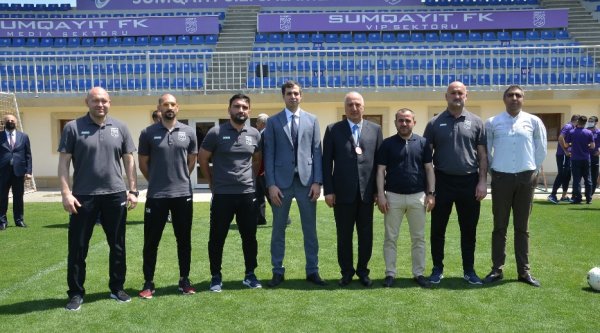 Zakir Fərəcov “Sumqayıt” FK-nın futbolçuları ilə görüşüb, hədiyyələr verdi - FOTOLAR