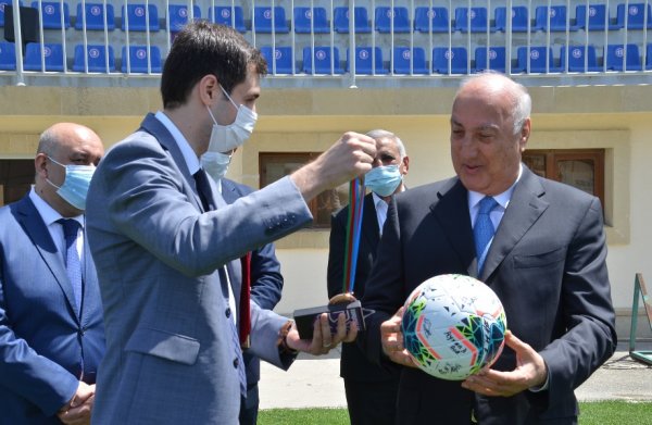 Zakir Fərəcov “Sumqayıt” FK-nın futbolçuları ilə görüşüb, hədiyyələr verdi - FOTOLAR