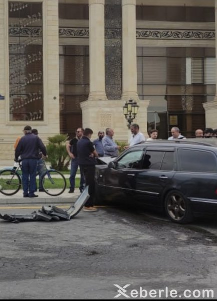 Sumqayıtda "Mercedes" yoldan çıxdı - bardürə çırpıldı (FOTO)