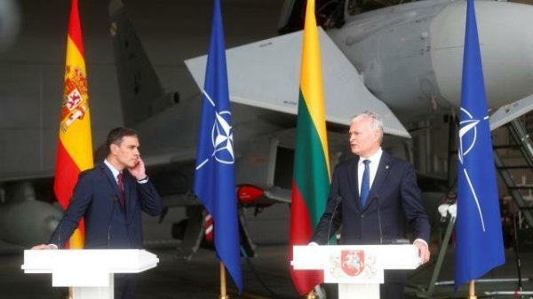 Rus hərbi təyyarəsi Litva prezidentinin çıxışını yarıda kəsdi - VİDEO