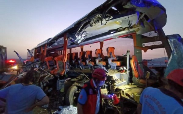 Türkiyədə avtobus yük avtomobili ilə toqquşub, 9 nəfər ölüb, 30 nəfər yaralanıb