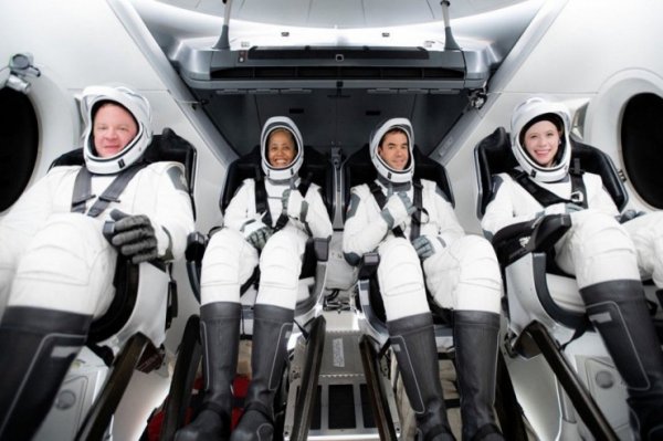 Heç bir kosmonavt olmadan 4 turisti kosmosa qalxdı - VİDEO