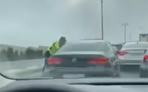 Sumqayıt nömrəli “Volkswagen Passat” markalı maşının sahibi polisdən belə qaçmaq istədi - Video