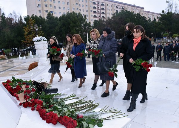 Ümummilli lider Heydər Əliyev Sumqayıtda anıldı – FOTOLAR