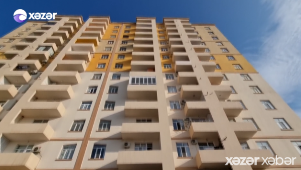 Sumqayıtda bu binanın sakinləri mənzillərinə çıxarış ala bilmirlər -VİDEO