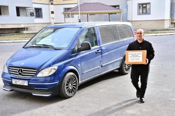 Sumqayıtın Tarixi Muzeyinin kollektivi tərəfindən şəhid ailəsi ziyarət edilib -  FOTOLAR