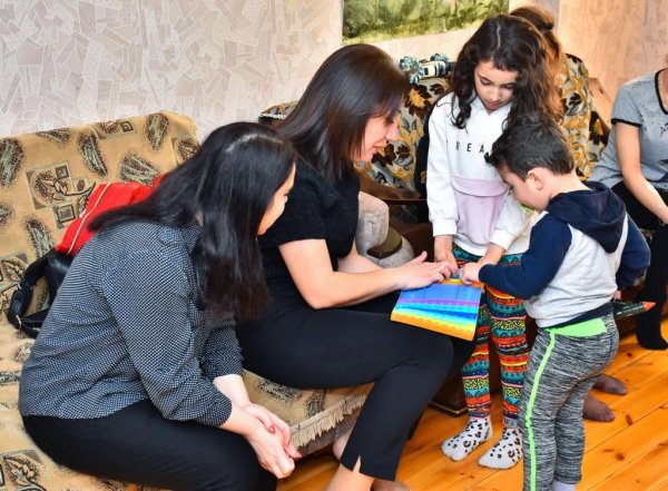 Sumqayıtın Tarixi Muzeyinin kollektivi tərəfindən şəhid ailəsi ziyarət edilib -  FOTOLAR