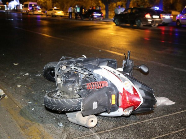 “Chevrolet” iki mopedin sürücüsünü vurdu - Ölən var