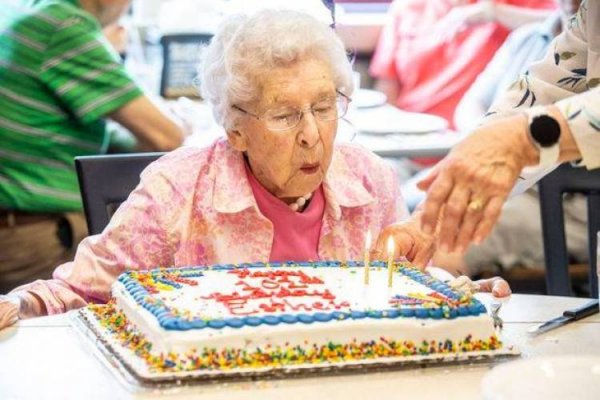 102 yaşlı qadın uzunömürlülüyün sirrini açdı