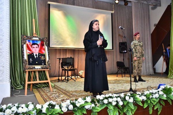 Sumqayıtda Vətən müharibəsi şəhidinin doğum gününə həsr olunan xatirə gecəsi keçirilib - FOTOLAR