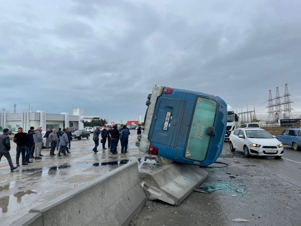 Sumqayıtda  mikroavtobus aşdı: 7 nəfər yaralandı - FOTO