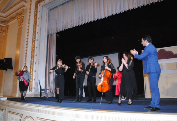 Sumqayıt teatrında "Kimdir müqəssir" vodevili əsasında hazırlanmış tamaşanın premyerası keçirilib - FOTO