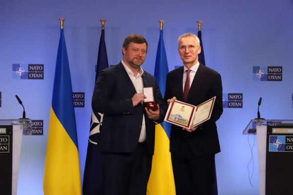 NATO-nun baş katibinə Ukrayna mükafatı verildi