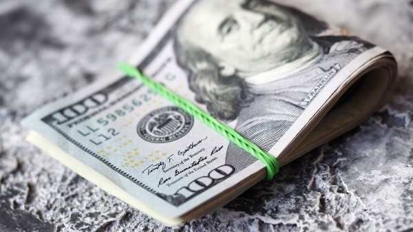 Banklar dollar almır: Manat qıtlığı ya dollar bolluğu?