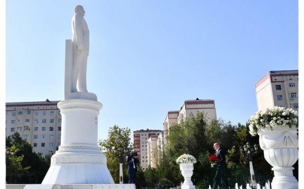 Prezident İlham Əliyev Sumqayıtda Ulu Öndər Heydər Əliyevin abidəsini ziyarət edib