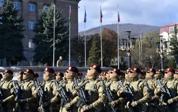 Prezident və birinci xanım Xankəndi şəhərində keçirilən hərbi paradda iştirak ediblər  (FOTO)