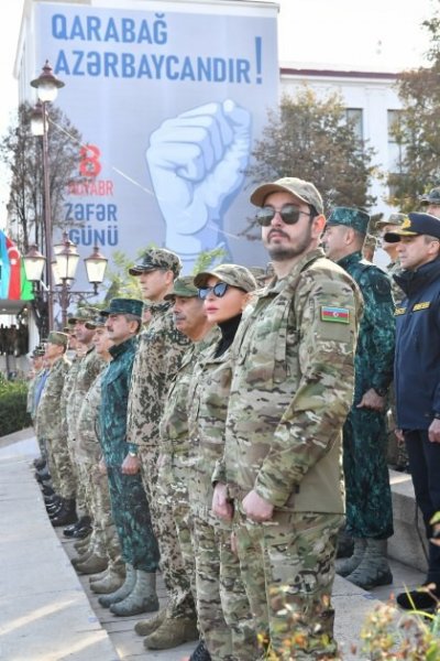 Prezident və birinci xanım Xankəndi şəhərində keçirilən hərbi paradda iştirak ediblər  (FOTO)