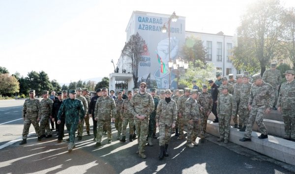 Prezident və birinci xanım Xankəndi şəhərində keçirilən hərbi paradda iştirak ediblər  (FOTO)