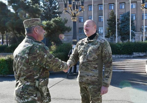 Prezident və birinci xanım Xankəndi şəhərində keçirilən hərbi paradda iştirak ediblər  (FOTO)