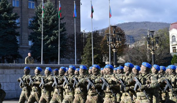 Prezident və birinci xanım Xankəndi şəhərində keçirilən hərbi paradda iştirak ediblər  (FOTO)