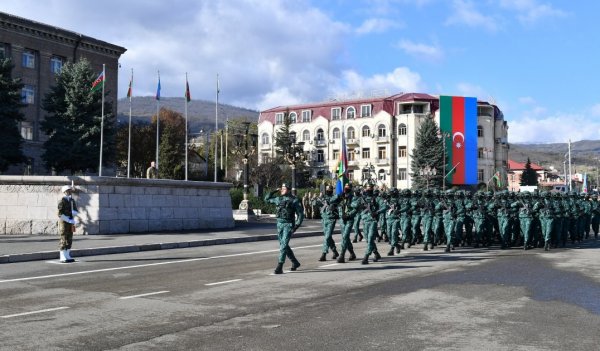 Prezident və birinci xanım Xankəndi şəhərində keçirilən hərbi paradda iştirak ediblər  (FOTO)