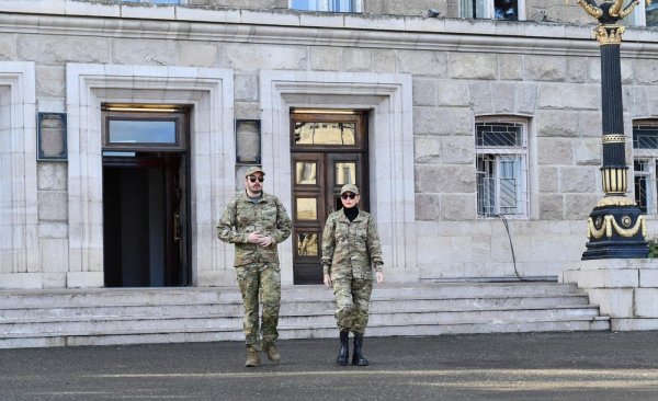 Prezident və birinci xanım Xankəndi şəhərində keçirilən hərbi paradda iştirak ediblər  (FOTO)