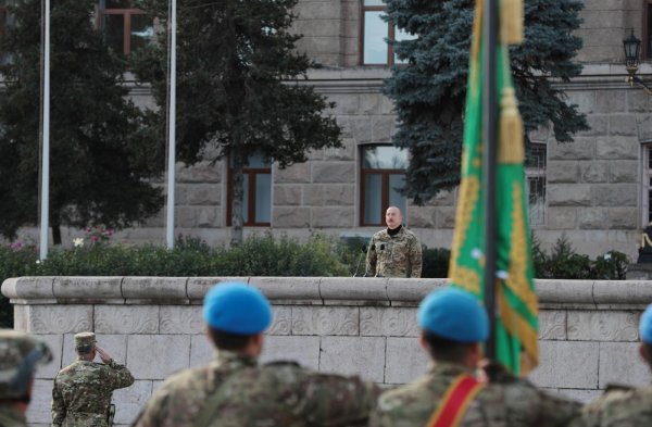 Prezident və birinci xanım Xankəndi şəhərində keçirilən hərbi paradda iştirak ediblər  (FOTO)