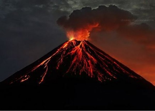 Etna vulkanı püskürüb