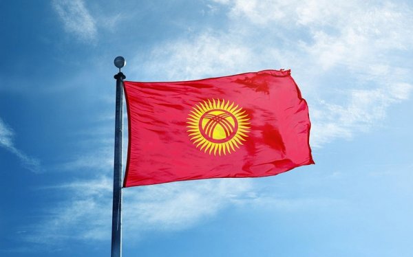 Qırğızıstan bayrağına dəyişiklik edildi