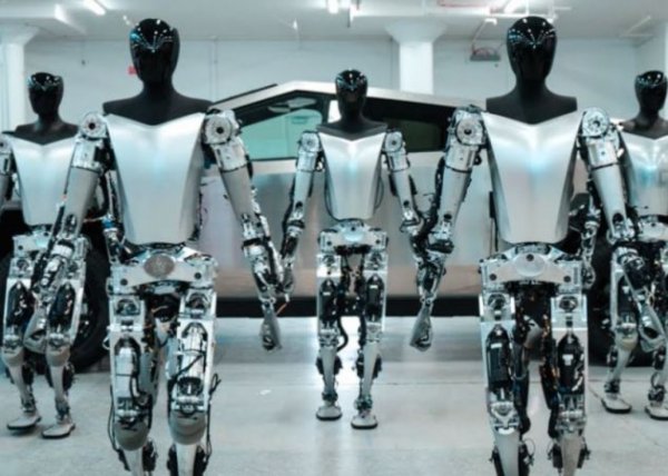 "Tesla" zavodunda robot işçiyə hücum edib