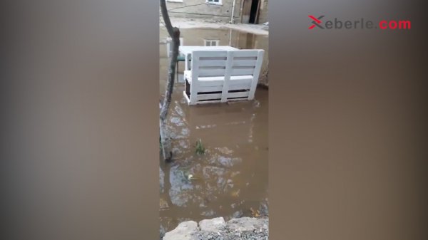 Sumqayıtın bu ərazisində kanalizasiya xətti tutuldu, yolu su basdı  VİDEO (FOTO)