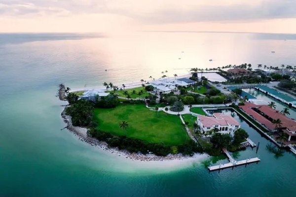 ABŞ-ın Florida ştatında 3 ev kompleksinin və təxminən 3,6 hektar ərazinin sahibləri mülkü 295 milyon dollara satışa çıxarıblar.