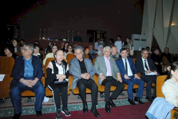 Sumqayıt Dövlət Dram Teatrı Bakıda Aktyor evində çıxış edib- FOTOLAR