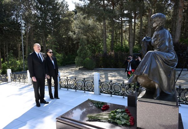 Prezident və birinci xanım Ulu Öndər Heydər Əliyevin məzarını ziyarət ediblər - FOTOLAR