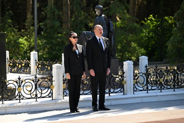 Prezident və birinci xanım Ulu Öndər Heydər Əliyevin məzarını ziyarət ediblər - FOTOLAR