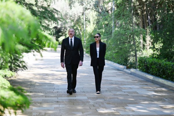 Prezident və birinci xanım Ulu Öndər Heydər Əliyevin məzarını ziyarət ediblər - FOTOLAR