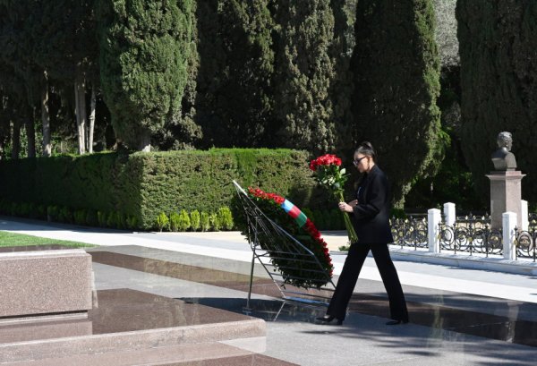 Prezident və birinci xanım Ulu Öndər Heydər Əliyevin məzarını ziyarət ediblər - FOTOLAR