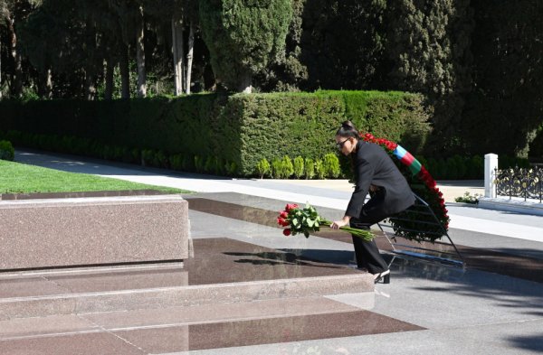 Prezident və birinci xanım Ulu Öndər Heydər Əliyevin məzarını ziyarət ediblər - FOTOLAR