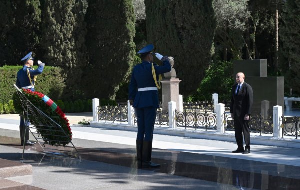 Prezident və birinci xanım Ulu Öndər Heydər Əliyevin məzarını ziyarət ediblər - FOTOLAR