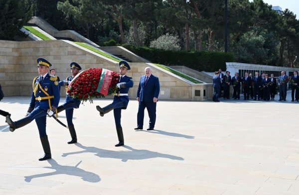 Lukaşenko Fəxri və Şəhidlər xiyabanlarını ziyarət etdi - FOTOLAR