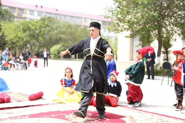 Sumqayıtda sağlamlıq imkanları məhdud şagirdlərin rəsm festivalı keçirildi (FOTOLAR)