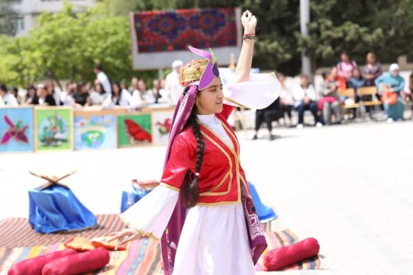 Sumqayıtda sağlamlıq imkanları məhdud şagirdlərin rəsm festivalı keçirildi (FOTOLAR)