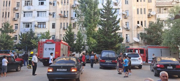 Sumqayıtda çoxmərtəbəli binada yanğın olub (FOTOLAR)