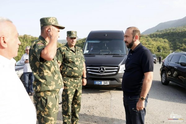 Mirzoyan sərhəddə Azərbaycan mövqelərinə baxdı - FOTO