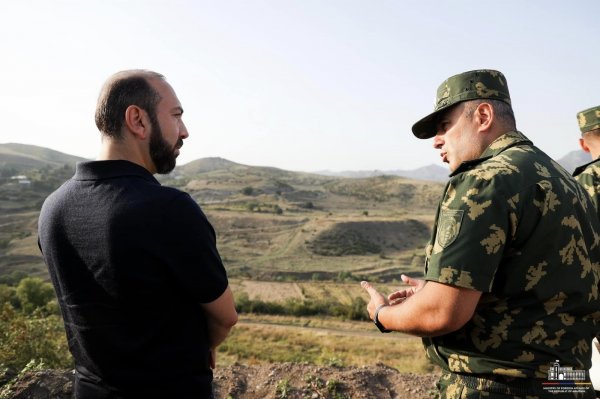 Mirzoyan sərhəddə Azərbaycan mövqelərinə baxdı - FOTO