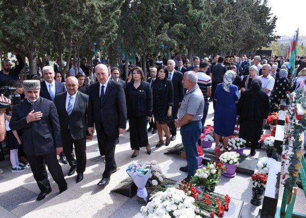 Sumqayıtın yeni deputatı Səbinə Salmanova anım tədbirlərinə qatıldı (FOTOLAR)